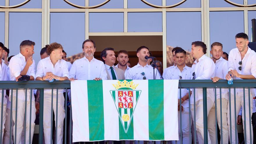 Las visitas del Córdoba CF a San Rafael y al Ayuntamiento, en imágenes