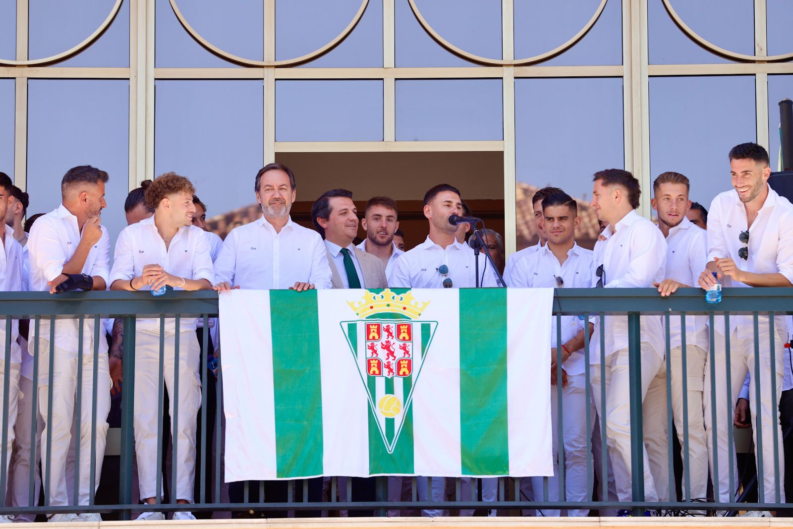 Las visitas del Córdoba CF a San Rafael y al Ayuntamiento, en imágenes