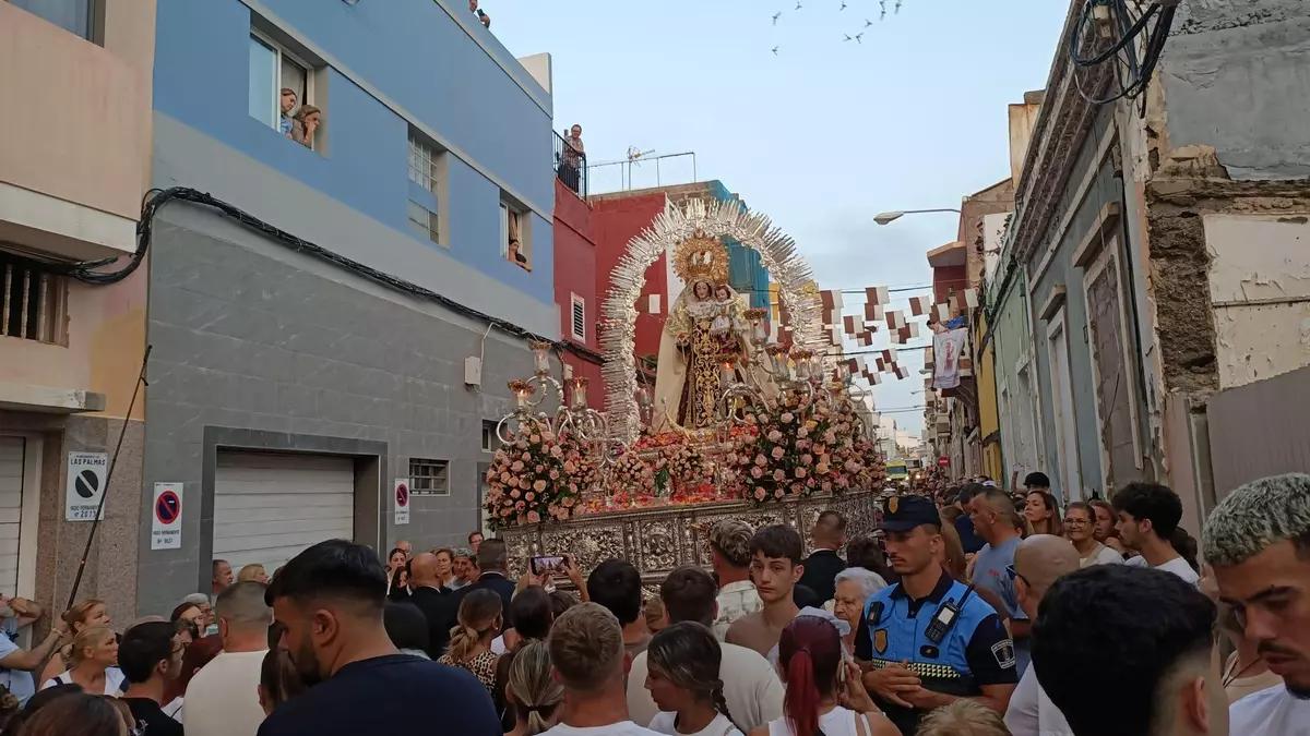 Una penitencia por la Virgen del Carmen: 40 años descalza por las calles de La Isleta