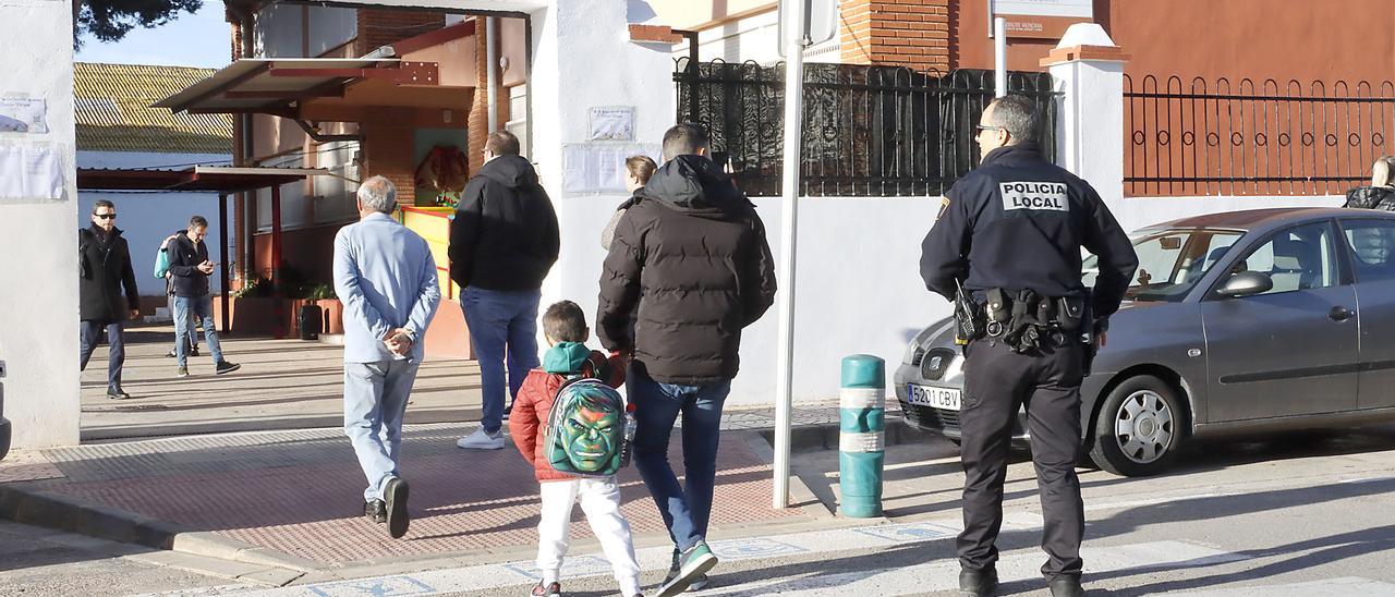 Un alumno accede a la Escuela de Pascua de Puçol.