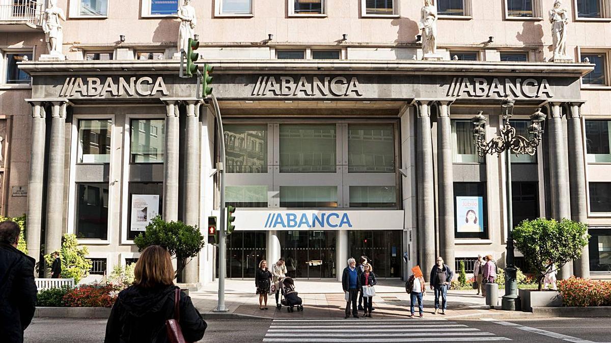 Fachada principal de Abanca en la calle Policarpo Sanz. |   // PAULA FARIÑA