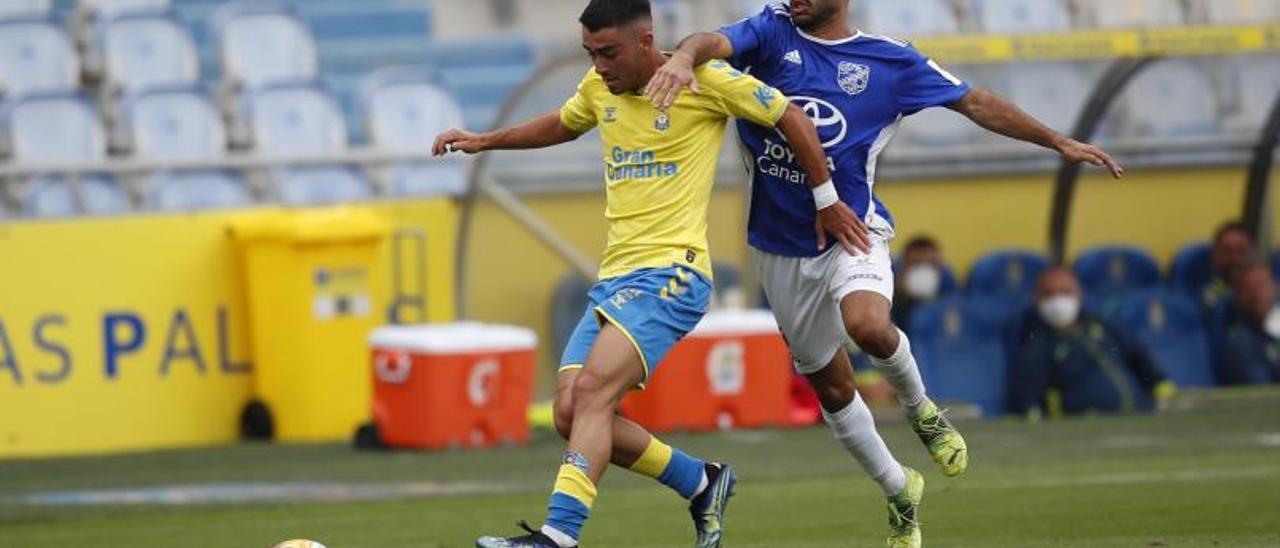 Alberto Moleiro pugna por un balón durante el partido de la UD Las Palmas la pasada semana ante el San Fernando, correspondiente al periodo de pretemporada del conjunto amarillo. | | ANDRÉS CRUZ