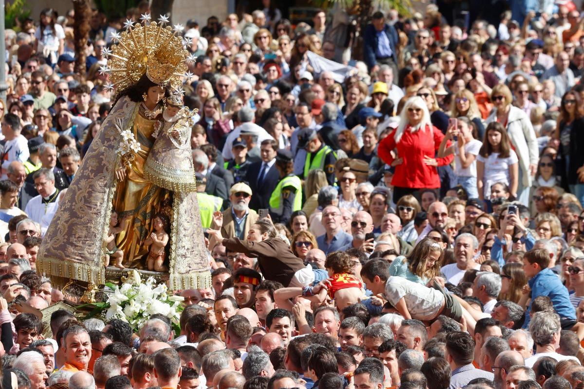 La Virgen sale al Traslado con un manto "Terreta" donado por la fallera mayor de València: todas las imágenes