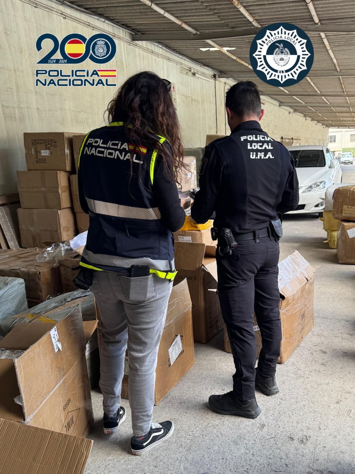Agentes en la nave donde se descubrieron las falsificaciones en Elche