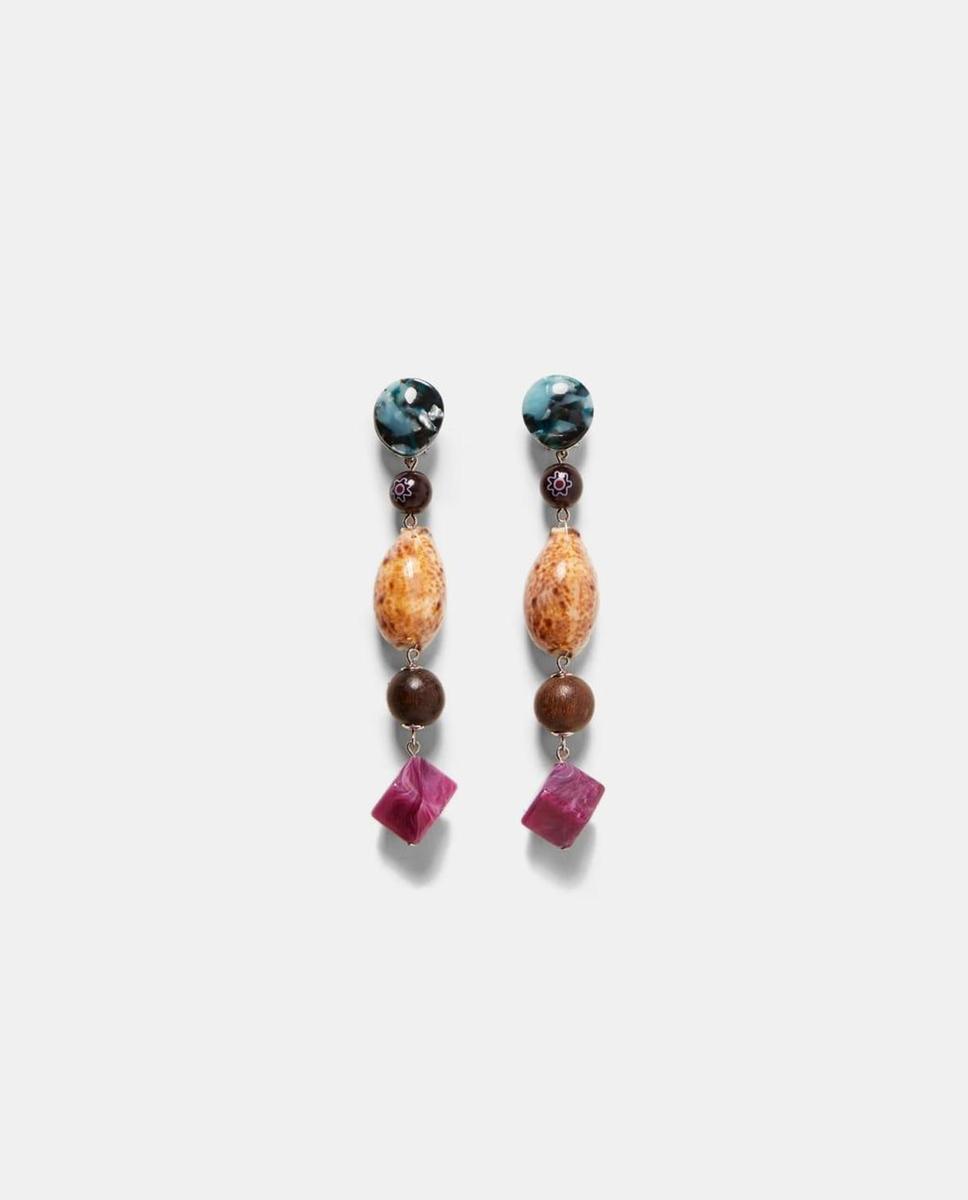 Pendientes largos caracola de Zara. (Precio: 12, 95 euros)