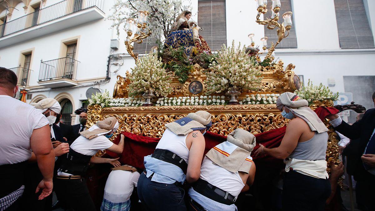Costaleros con mascarilla en la primera procesión a costal celebrada en Córdoba tras la pandemia.