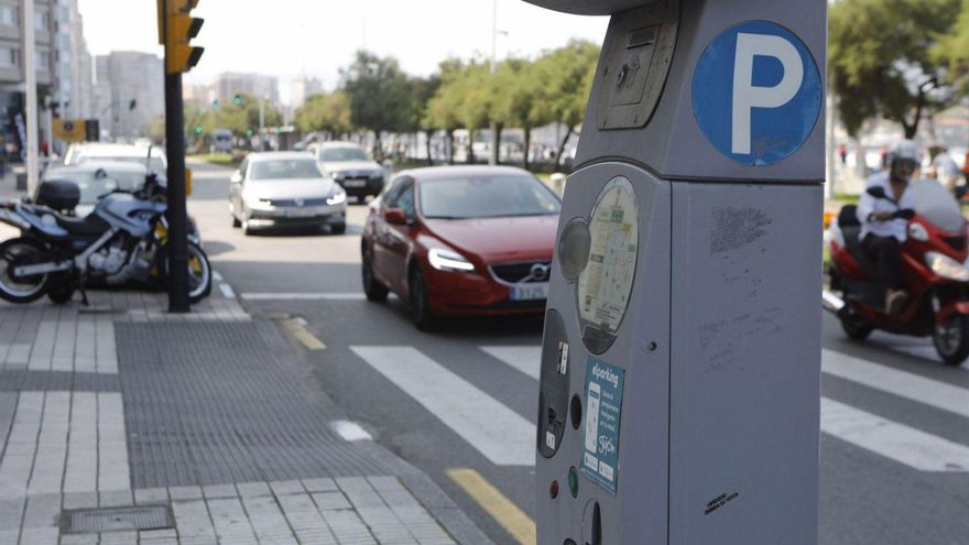 Un parquímetro de la ORA en Rufo García Rendueles.  | ÁNGEL GONZÁLEZ