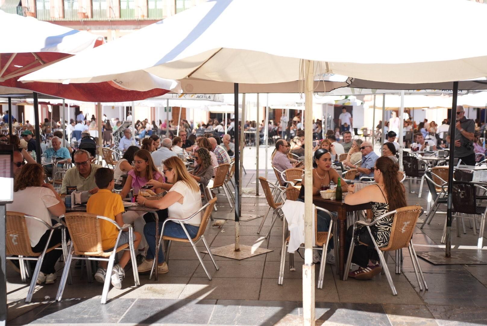 El ambiente en la hostelería cordobesa en el mediodía del Magno Vía Crucis