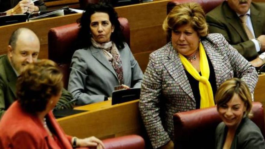 La expresidenta de las Corts, Milagrosa Martínez, (de pie) y Angélica Such (sentada detrás) en las Corts.