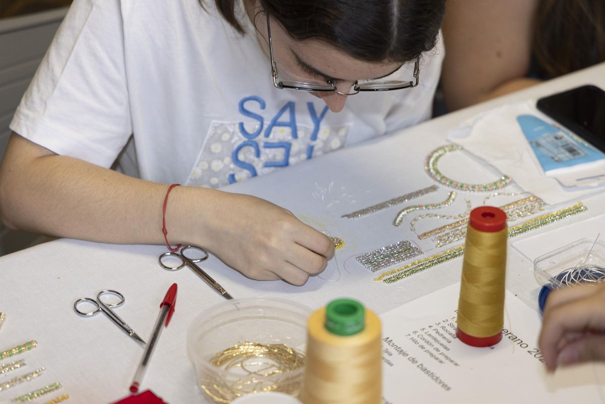 Caravaca impulsa el relevo generacional en el bordado en seda y oro con un curso para jóvenes en la Casa-Museo de los Caballos del Vino