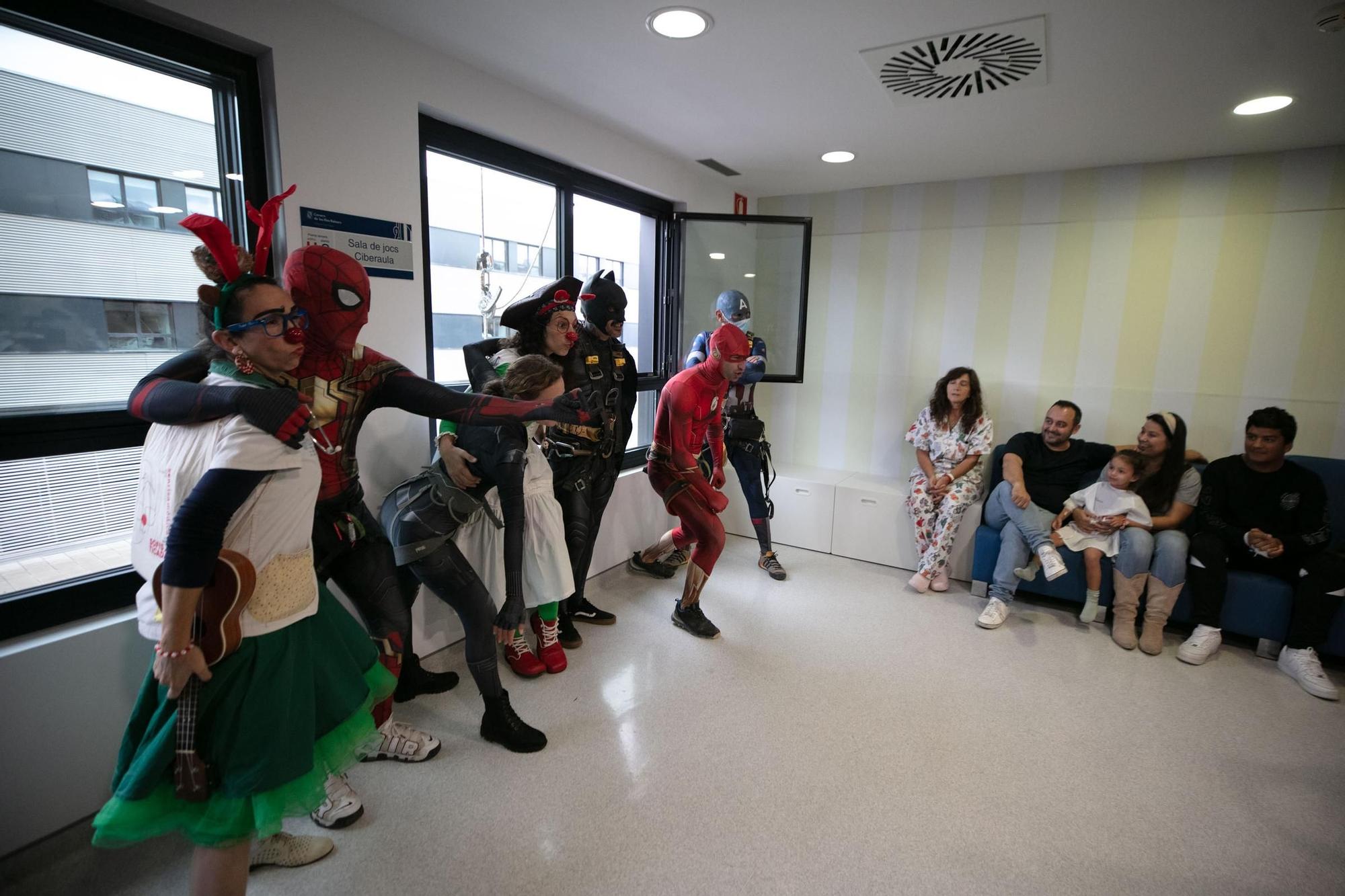 Así han llegado los superhéroes al Hospital de Ibiza