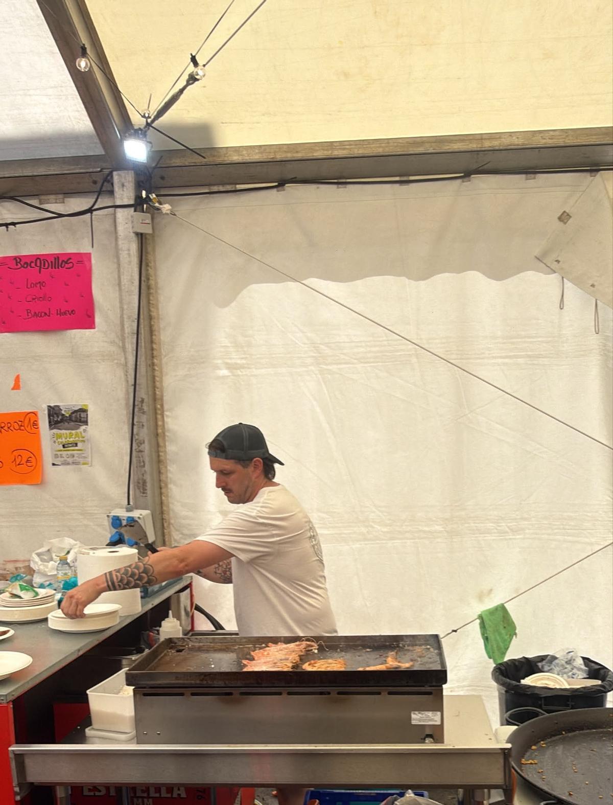 Preparación de gambas durante el vermú de cierre de San Antonio.