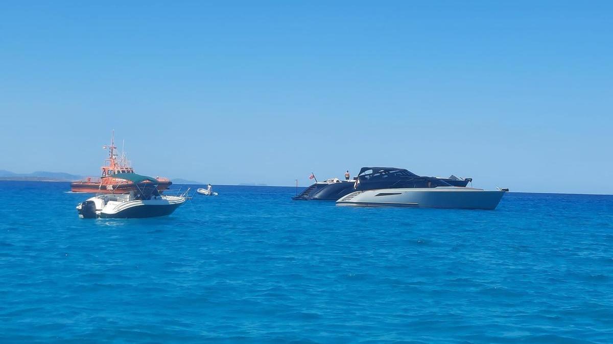 Imagen del barco donde se puso en marcha la máquina de humo y de Salvamento Marítimo.