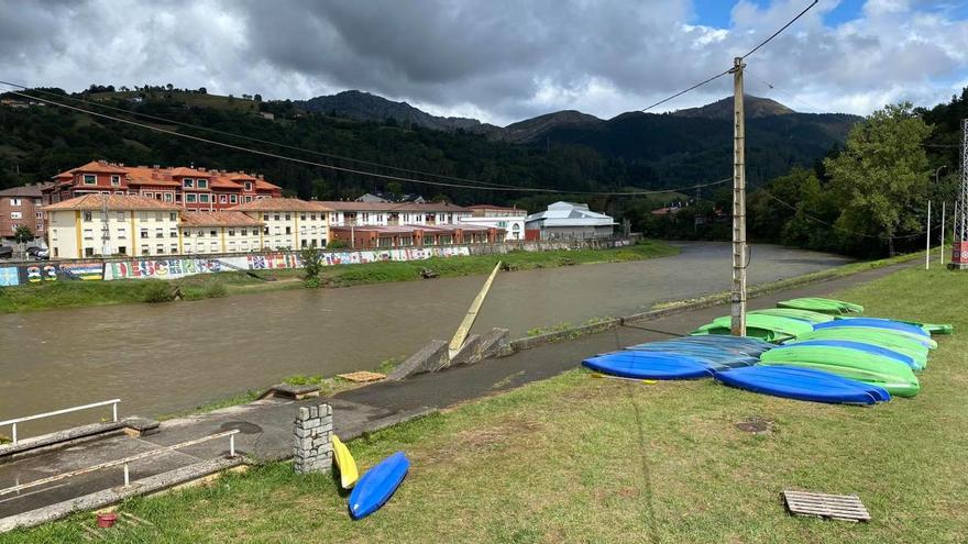 El Sella a su paso por Arriondas, con algunas canoas recogidas.