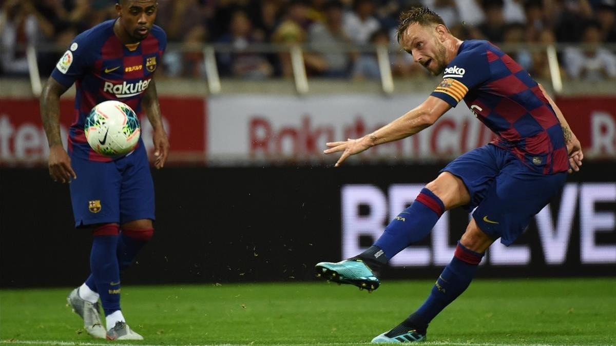 Rakitic conecta un gran derechazo para marcar el gol del Barça al Chelsea en Tokio.