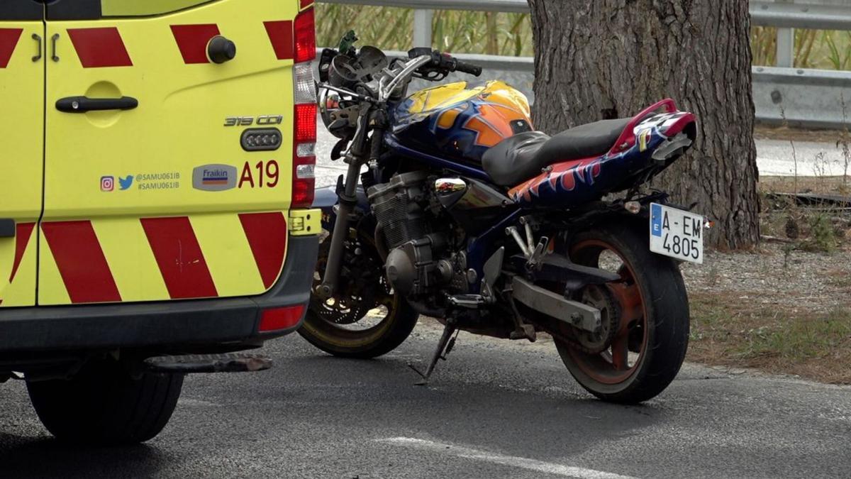 Una imagen de la moto y la ambulancia en el lugar del siniestro.
