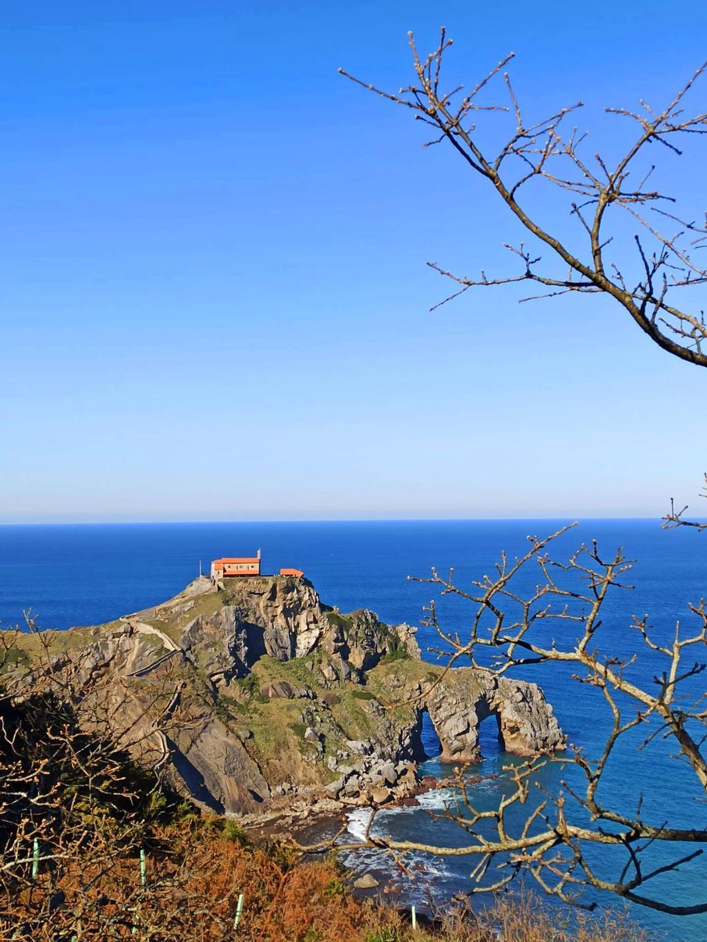Este idílico lugar se encuentra entre las localidades costeras de Bakio y Bermeo, unido a la costa a través de un puente de piedra y una escalinata de 241 peldaños.