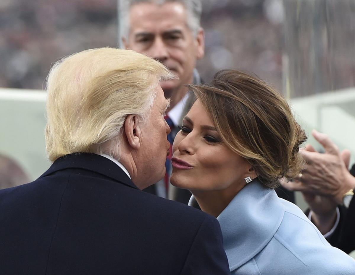 Melania besa a su espodo, Donald Trump, antes de ser investido como el presidente número 45º de EEUU.