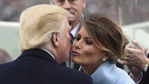 MCX02 WASHINGTON DC (ESTADOS UNIDOS) 20/01/2017.- El presidente electo de EE.UU., Donald J. Trump (i), besa a su esposa, Melania, antes de ser investido como el presidente número 45 de la historia de los Estados Unidos en una ceremonia celebrada en las escalinatas del Capitolio, en Washington DC (Estados Unidos) hoy, 20 de enero de 2017. EFE/SAUL LOEB / POOL. Donald Trump, Melania Trump. Nuevo presidentes, tomas de posesión, jura del cargo, actos, esposas