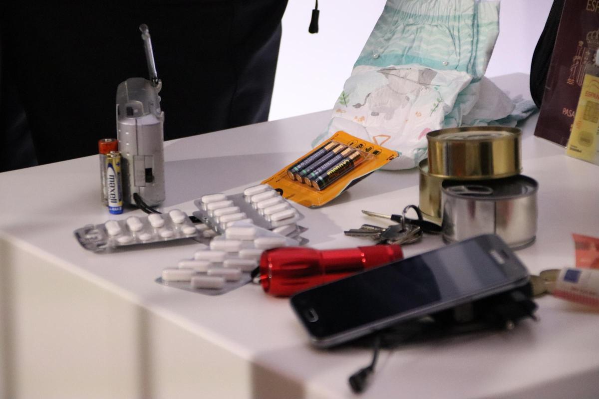 Alguns objectes bàsics del kit d'emergències.