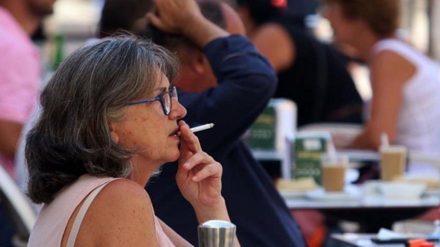 So geht’s nicht: In den Außenbereichen von Lokalen herrscht Rauchverbot.  | F.: EUROPA PRESS