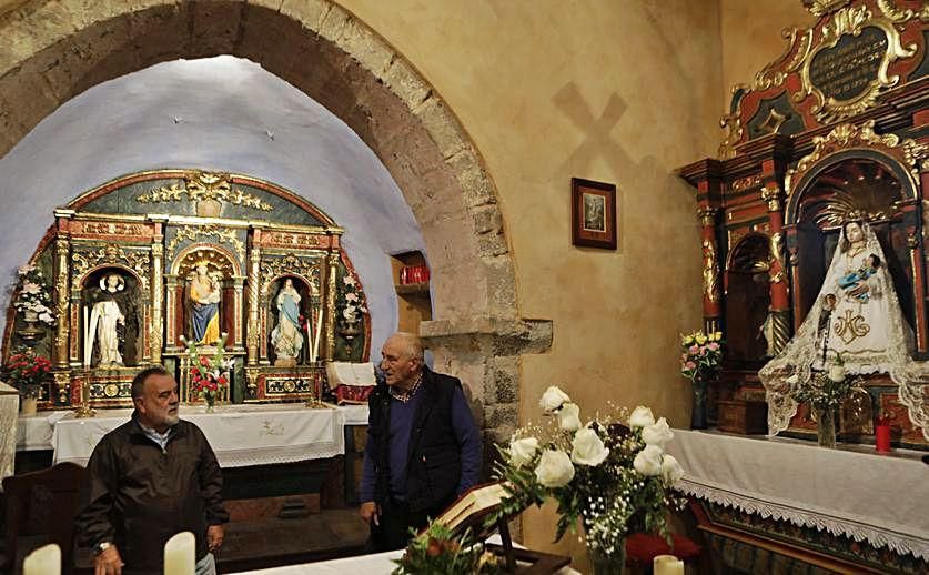 Chema Siñeriz e Ismael Álvarez, en la iglesia.