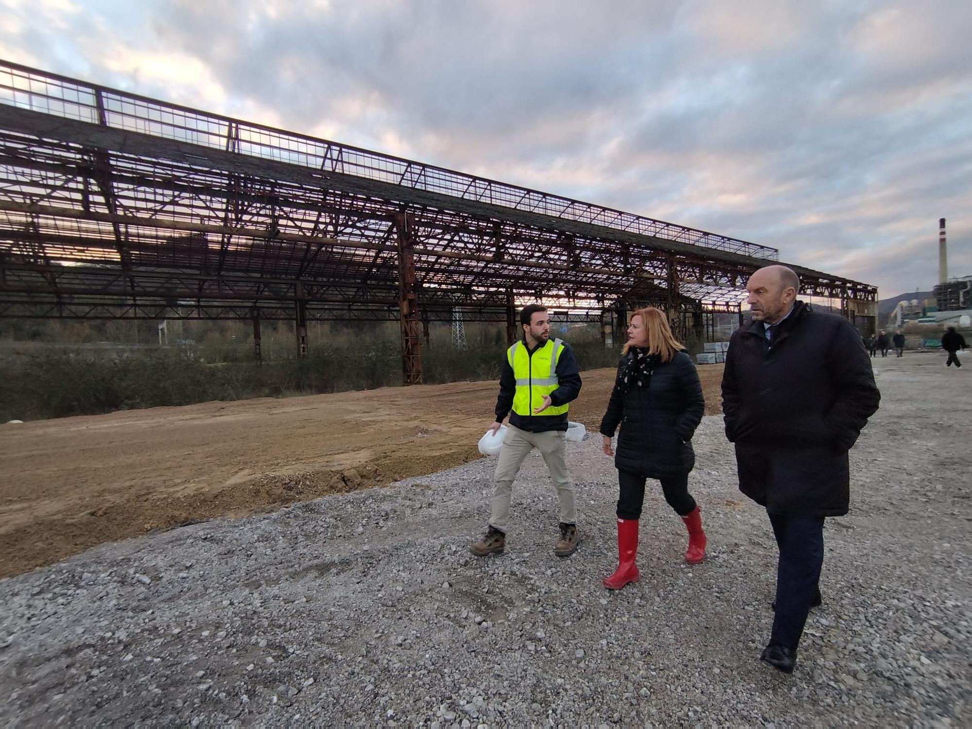 Obras de acceso al futuro ferial de talleres del Conde, en Langreo