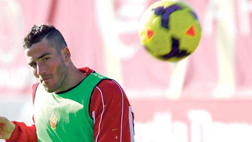 Tomer Hemed golpea el balón durante el entrenamiento de ayer en Son Bibiloni.