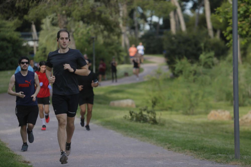 Deportistas en el Paseo Marítimo y en el Jardín del Turia de València