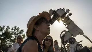 L’eclipsi fascina més de 200 persones sota una mirada telescòpica a Castelltallat