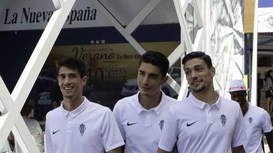 Pablo Pérez, Rachid y Barba caminan por delante del stand de LA NUEVA ESPAÑA en la FIDMA.