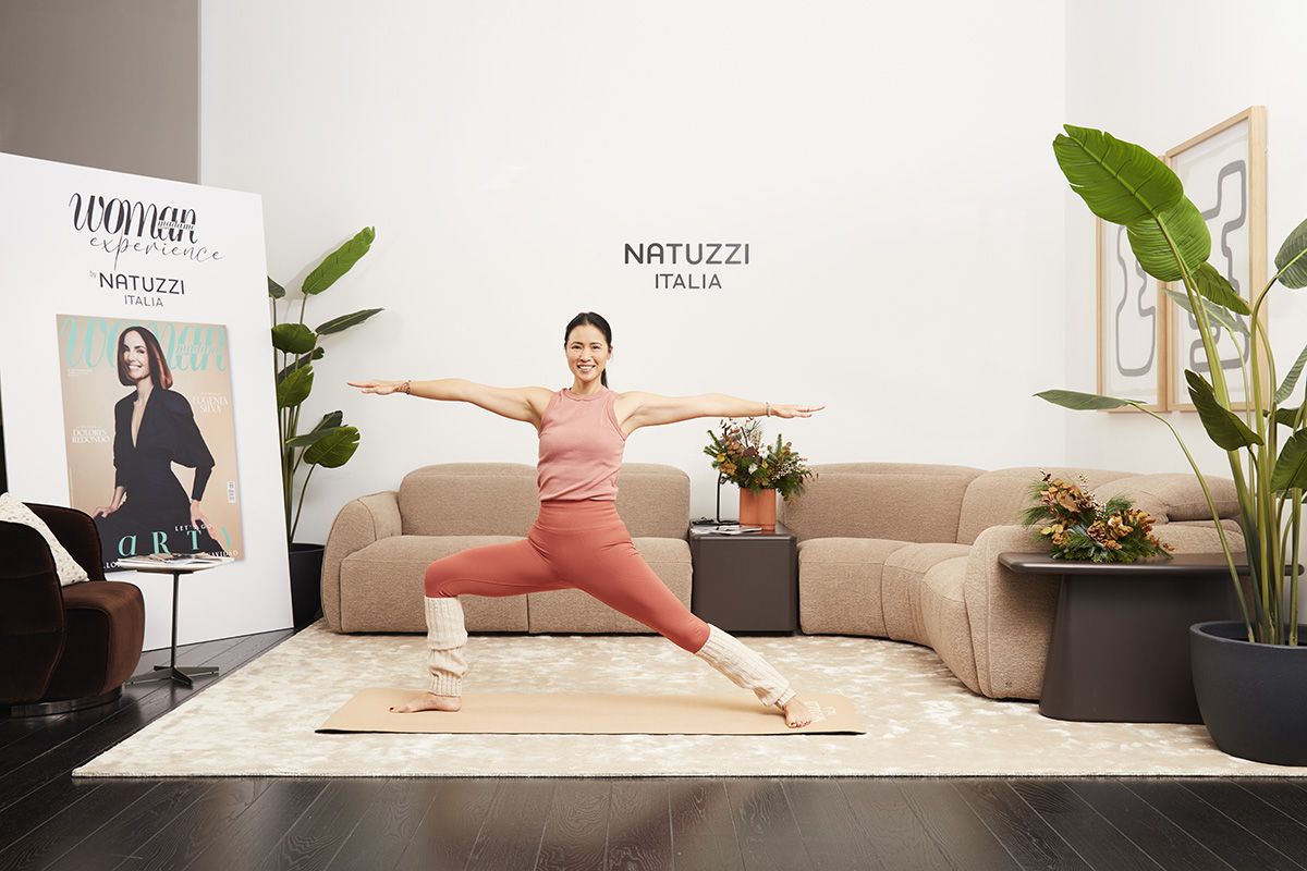 Xuan Lan practica con el Mindful Sofá de Natuzzi de fondo