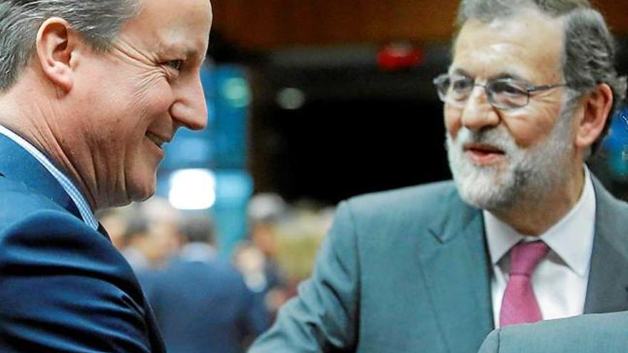 Rajoy conversa amb Cameron, ahir en la cimera europea