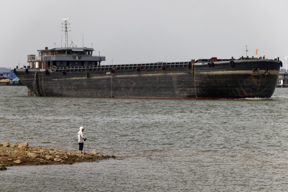 Un hombre pesca en el río Yangtze en medio de la sequía, en Jiujiang. La provincia de Jiangxi, en el este de China, sufre una grave sequía desde el 15 de julio.