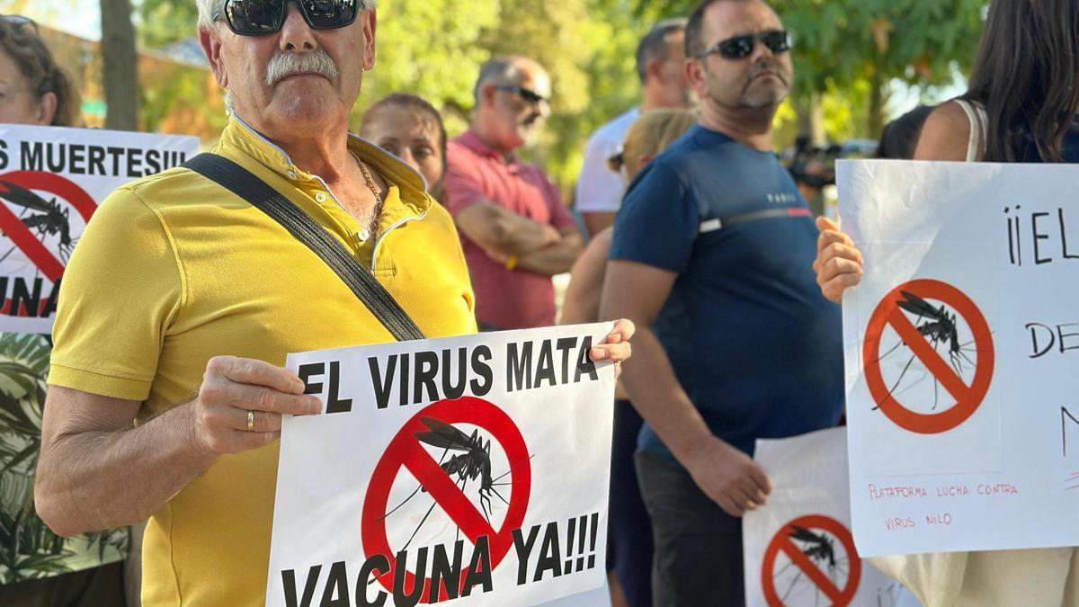 Vecinos de Coria del Río y localidades cercanas de reúnen en el pueblo del Bajo Guadalquivir para denunciar la falta de responsabilidad de las administraciones contra el virus del Nilo.