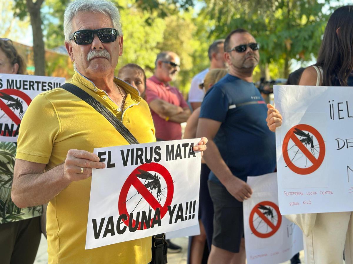 Vecinos de Coria del Río y localidades cercanas de reúnen en el pueblo del Bajo Guadalquivir para denunciar la falta de responsabilidad de las administraciones contra el virus del Nilo.