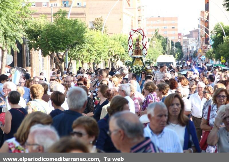 GALERÍA DE FOTOS -- Vila-real se vuelca en la procesión a la ermita