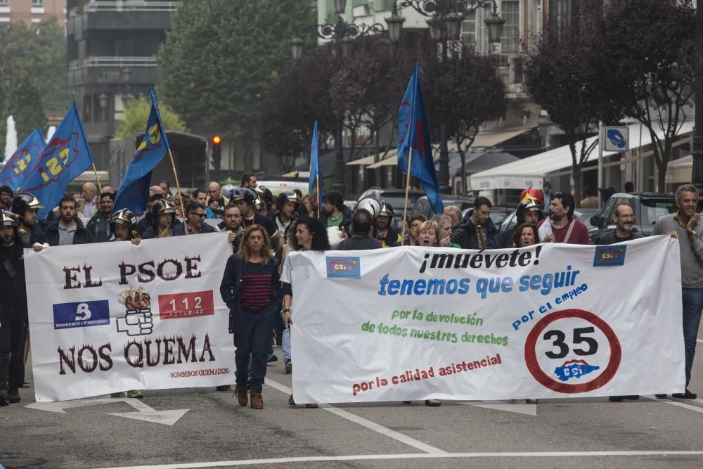 Manifestación de bomberos y trabajadores a la puerta de la Junta General del Principado