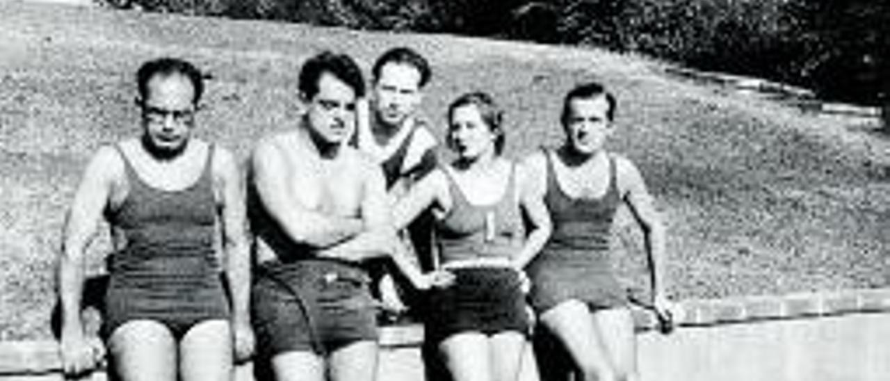 Eduardo Ugarte, Luis Buñuel, José López Rubio, Eleonor y Antonio de Lara, en la piscina de Charles Chaplin en 1930.