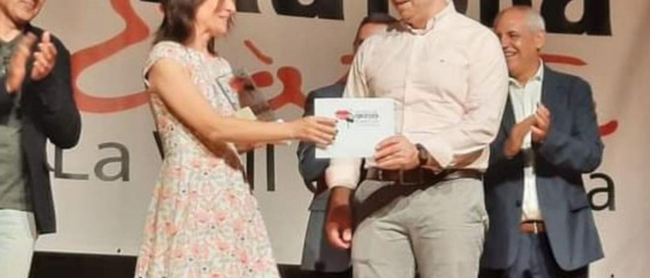 Anna Rubio recibiendo el premio de manos de Fede Vidal. | LEVANTE-EMV