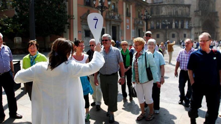 Turistas de cruceros en la plaza de la Virgen.