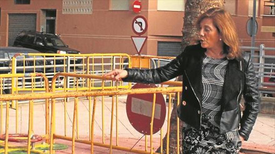 La Vall renueva la insalubre zona de recreo infantil de la   Plaça 9 d’octubre