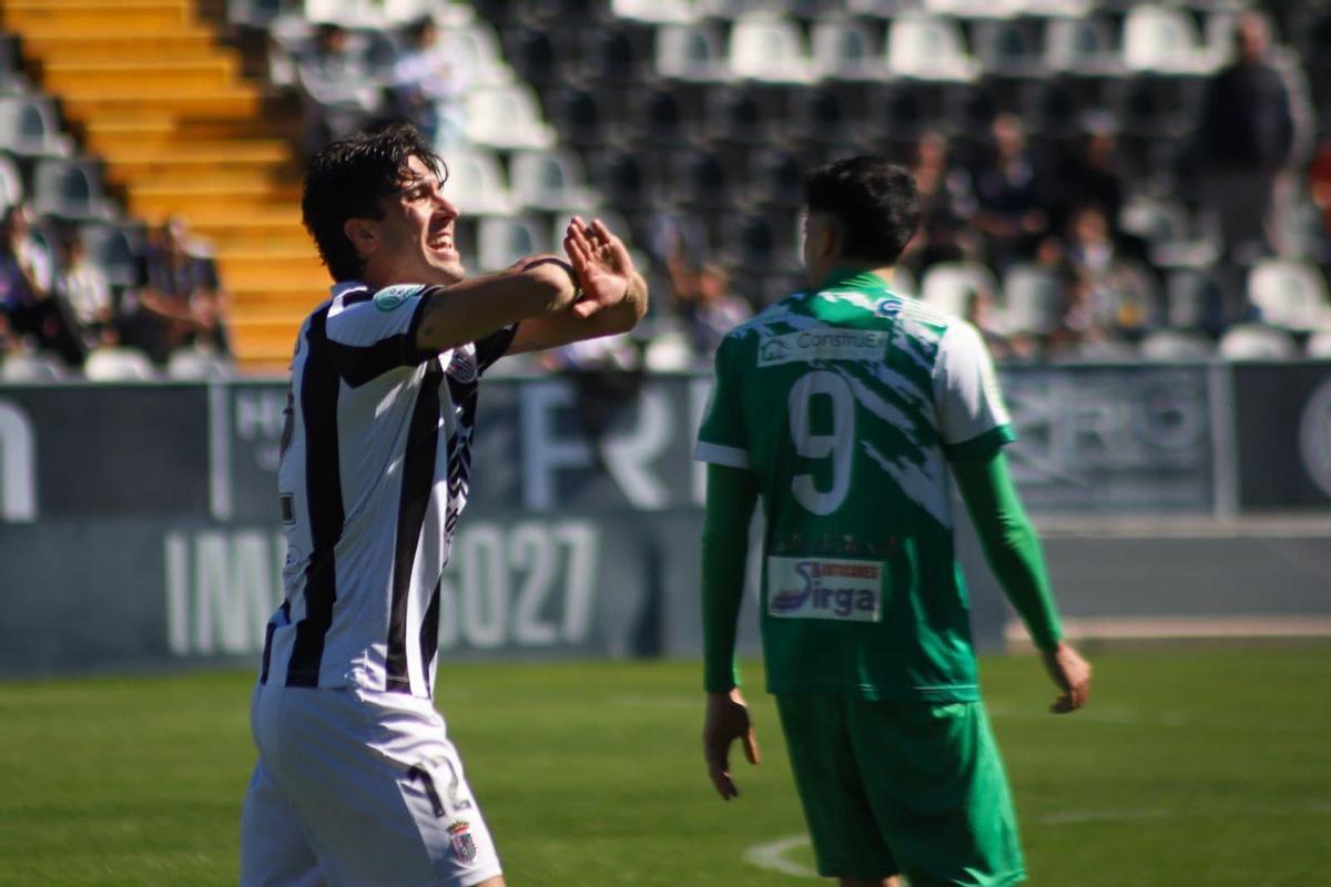 Borja Domingo protesta una de las decisiones del colegiado.