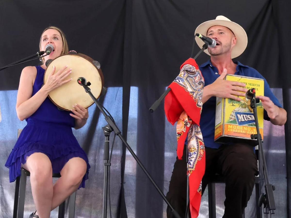 La actuación musical de Paulino y María.