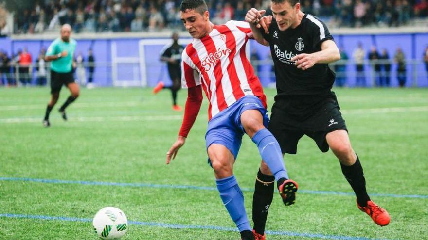 Pablo Fernández protege el balón ante la presión de Nuño durante la final de la Copa Federación.