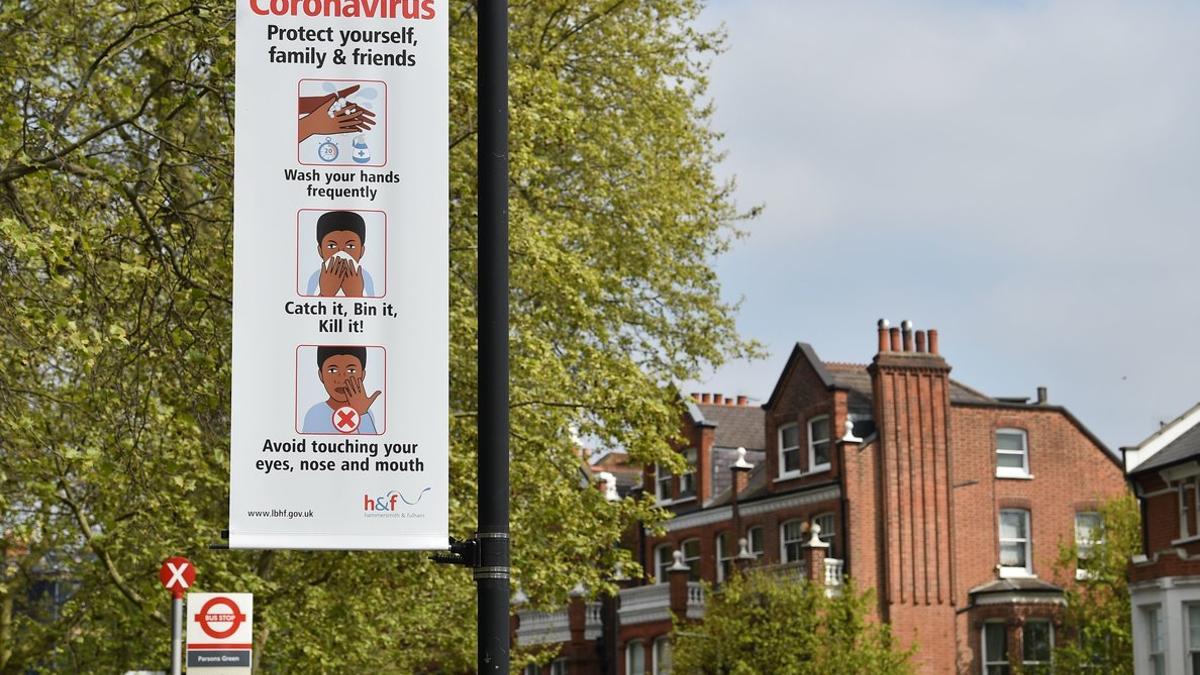 Un cartel informando de las medidas higiénicas contra el coronavirus, en Londres.