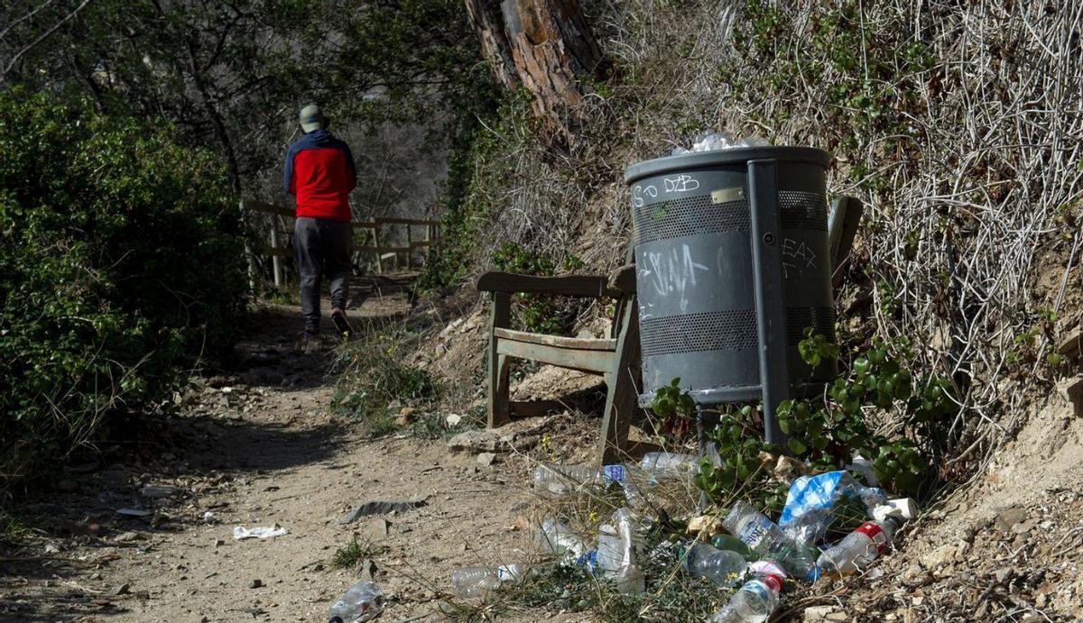 Barcelona abandona un parc noucentista tancat fa tres anys