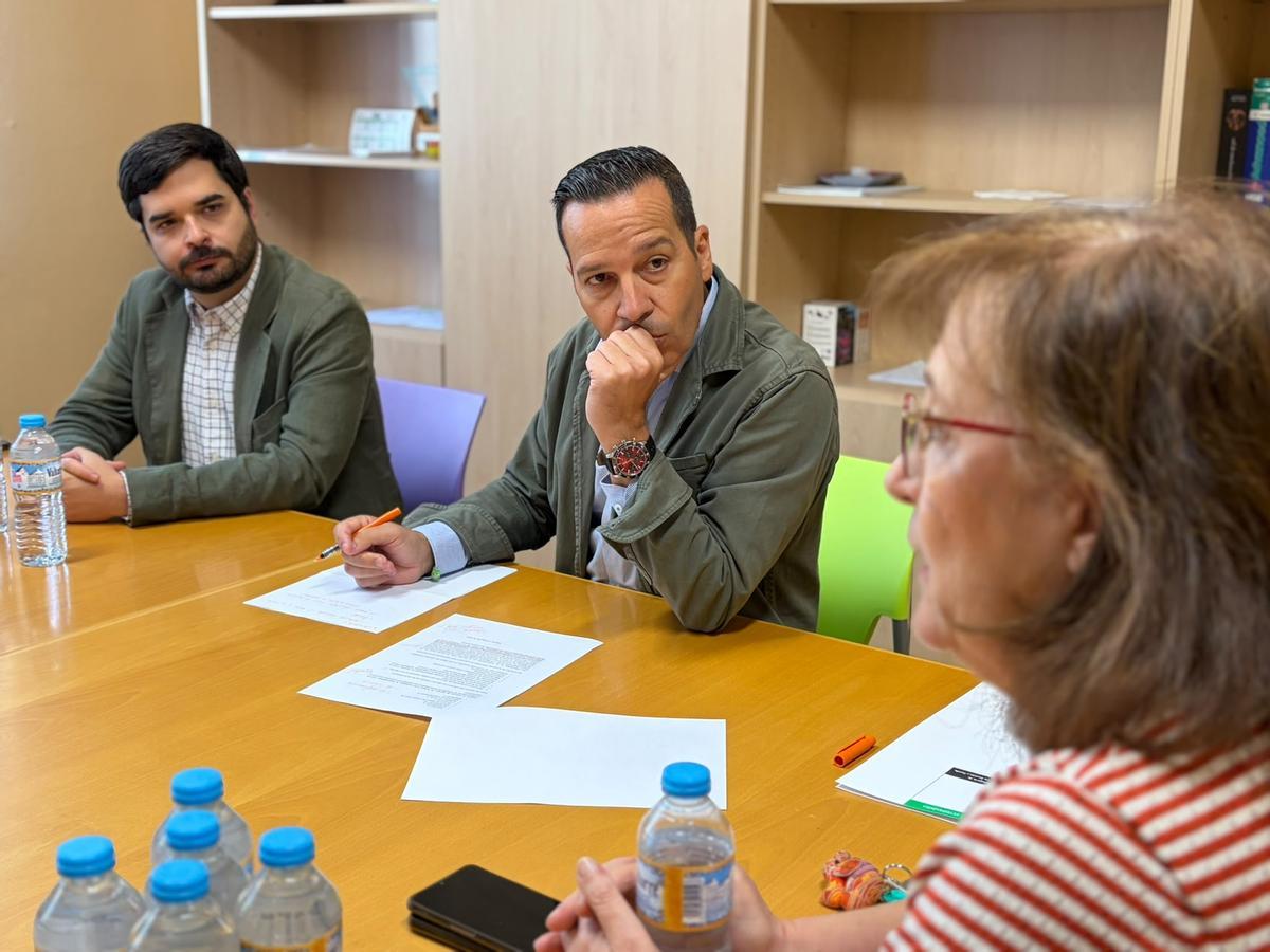 Visita del consejero de Desregulación, Óscar Fernández, y el director de Servicios Sociales al centro de menores de Caminomorisco.