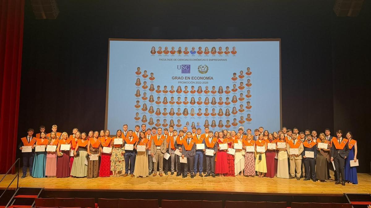 Alumnos da promoción 2022-2026 do Grao en Economía durante a ceremonia.