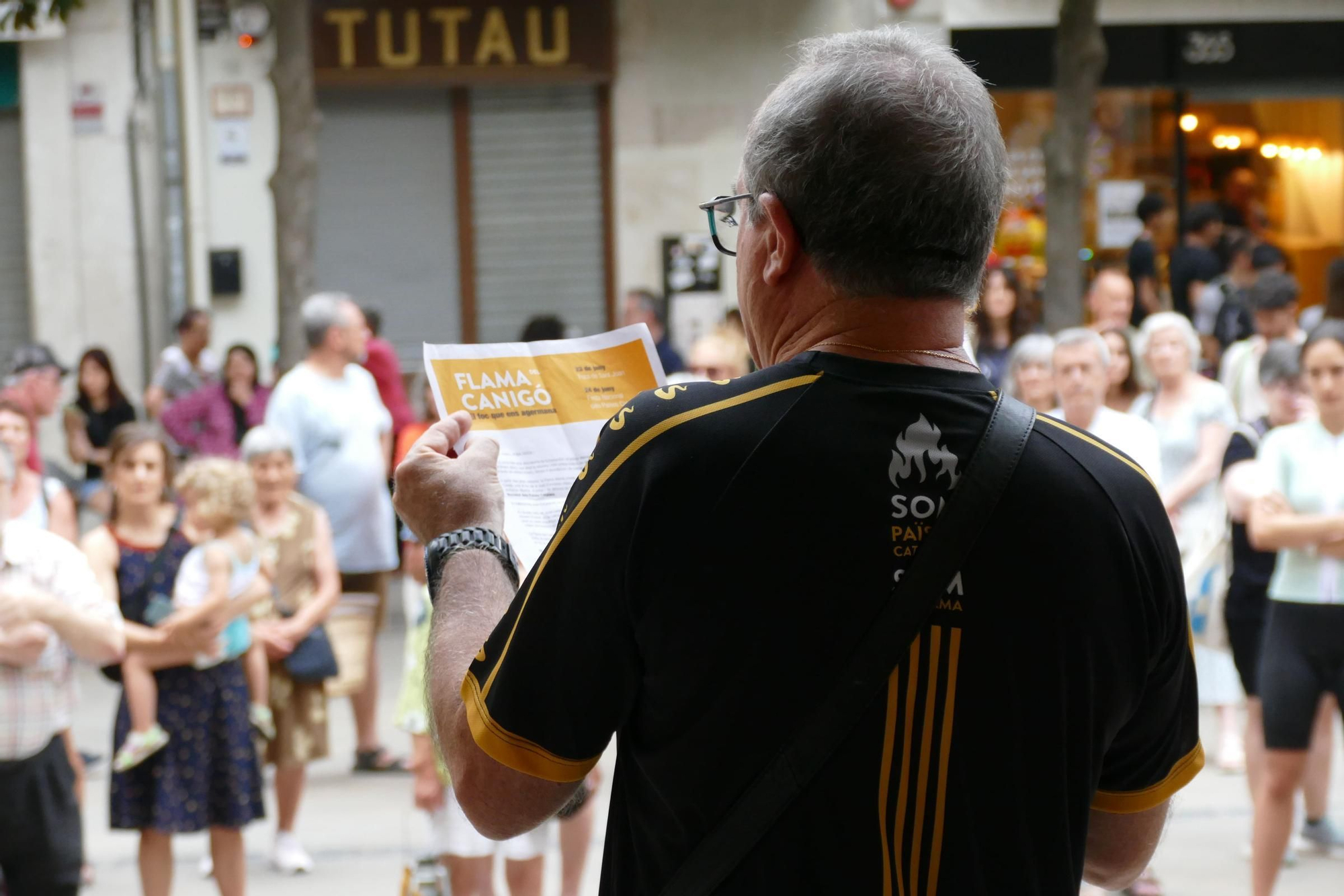 Figueres rep la Flama del Canigó i reparteix la llum de la catalanitat per tota la comarca